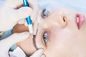 Femme qui utilise le maquillage permanent pour camoufler l'alopécie de ses sourcils